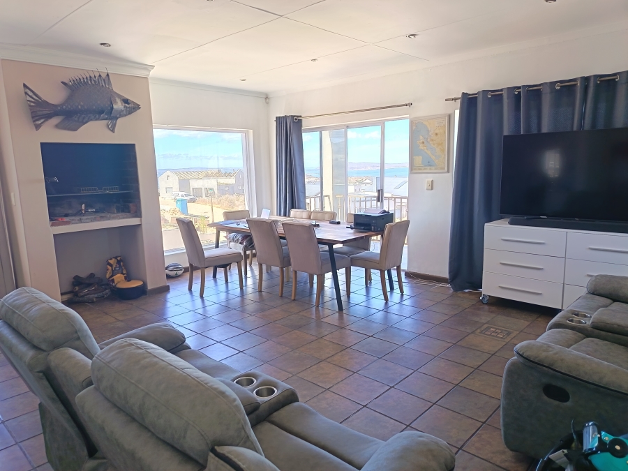 To Let 4 Bedroom Property for Rent in Hoogland Western Cape